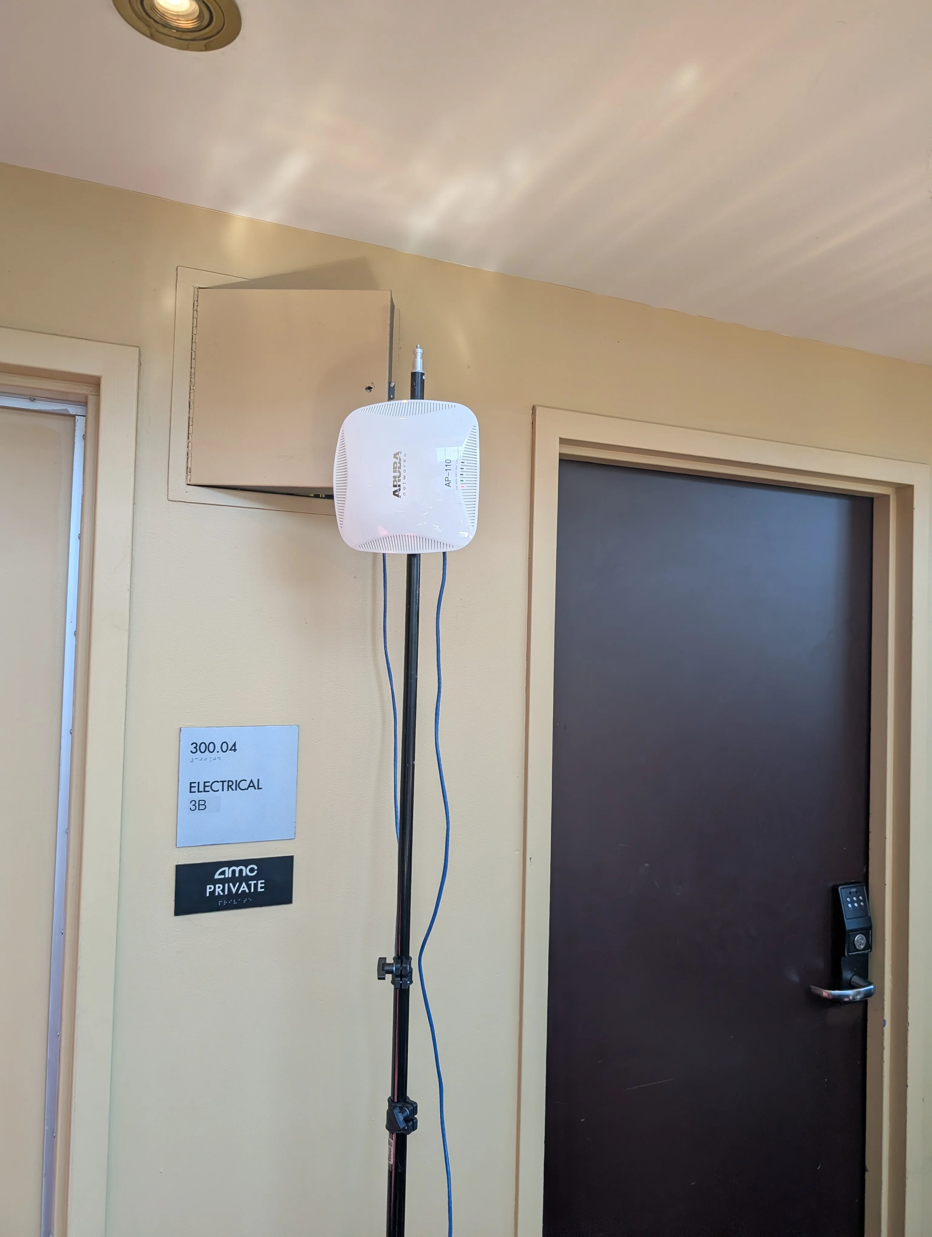 Aruba 2xx series AP deployed on a light stand