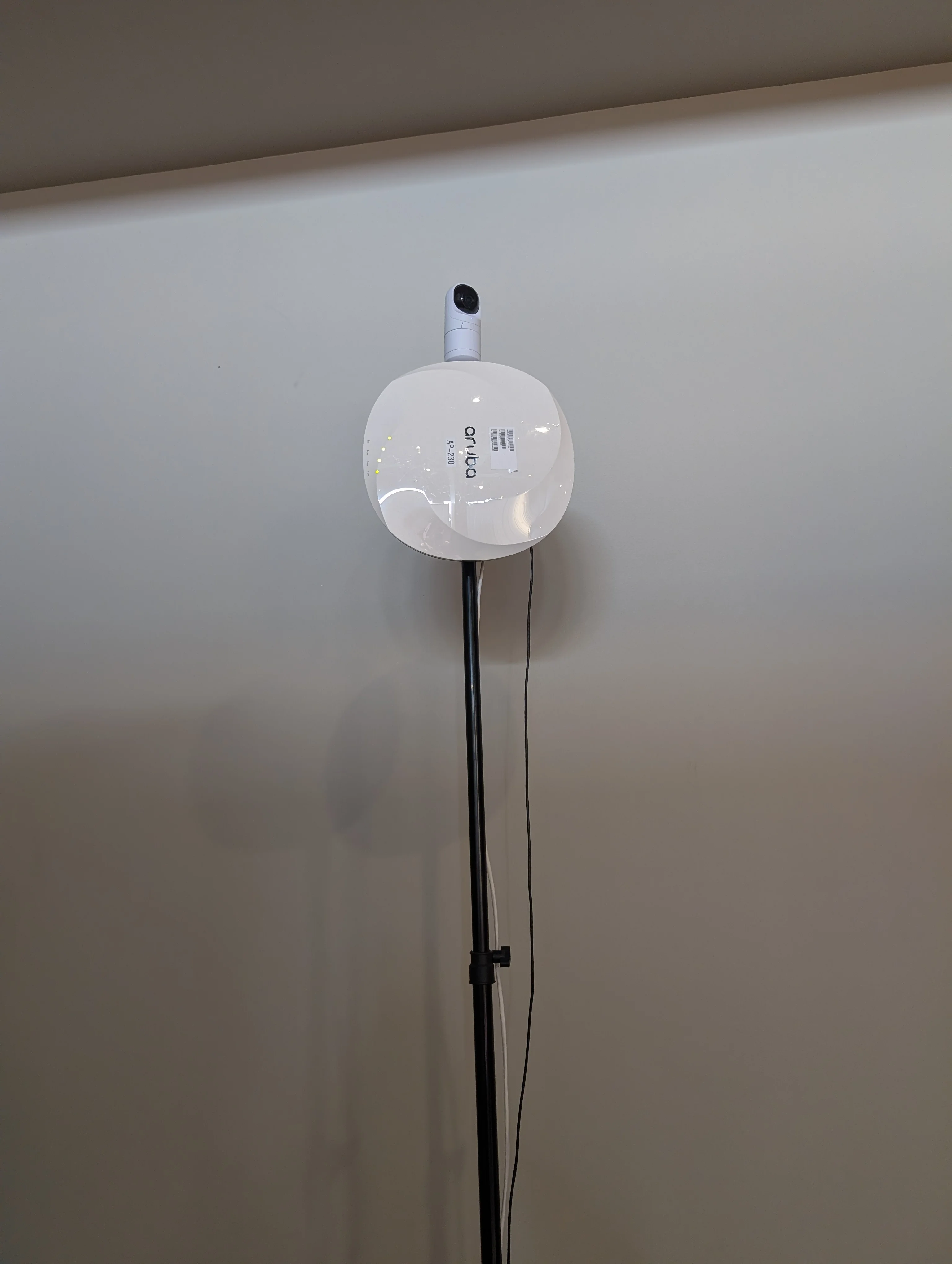 Aruba 5xx series AP mounted on a light stand